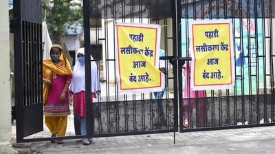 A vaccination centre closed due to non-availability of Covid-19 vaccines at Ganesh Chowk, Andheri (West), in Mumbai on Tuesday. (Vijay Bate/HT)