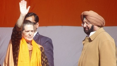 Punjab chief minister Amarinder Singh met Congress president Sonia Gandhi in Delhi on Tuesday evening. (HT Photo/Munish Byala/HT Archive) Punjab chief minister Amarinder Singh met Congress president Sonia Gandhi in Delhi on Tuesday evening. (HT Photo/Munish Byala/HT Archive)