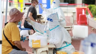 Medical workers conduct nucleic acid testing for the Covid-19 coronavirus in Yangzhou, in China's eastern Jiangsu province. (AFP) Medical workers conduct nucleic acid testing for the Covid-19 coronavirus in Yangzhou, in China's eastern Jiangsu province. (AFP)