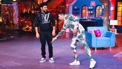 Kapil Sharma jokes Akshay Kumar touched his feet to seek blessings for BellBottom. Kapil Sharma jokes Akshay Kumar touched his feet to seek blessings for BellBottom.
