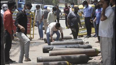 Hospitals and residents scrambled to get oxygen cylinders refilled during the second wave of Covid-19 in April and May 2021. (Vipin Kumar /HT PHOTO) Hospitals and residents scrambled to get oxygen cylinders refilled during the second wave of Covid-19 in April and May 2021. (Vipin Kumar /HT PHOTO)