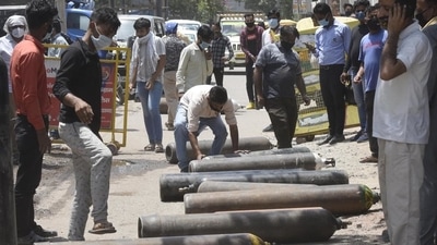 Hospitals and residents scrambled to get oxygen cylinders refilled during the second wave of Covid-19 in April and May 2021. (Vipin Kumar /HT PHOTO) Hospitals and residents scrambled to get oxygen cylinders refilled during the second wave of Covid-19 in April and May 2021. (Vipin Kumar /HT PHOTO)