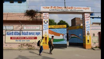Eight students tested positive at GSSS, Basti Jodhewal, and 12 at GHS, Kailash Nagar. (Harsimar Pal Singh/HT) Eight students tested positive at GSSS, Basti Jodhewal, and 12 at GHS, Kailash Nagar. (Harsimar Pal Singh/HT)