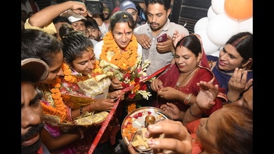Indian women’s hockey team members Rani Rampal, Navneet Kaur and Navjot Kaur being welcomes in Shahbad on Tuesday. (HT Photo)