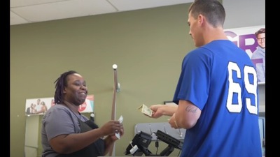 The image shows Steven Schapiro giving the tip to the hairdresser. (Reddit) The image shows Steven Schapiro giving the tip to the hairdresser. (Reddit)