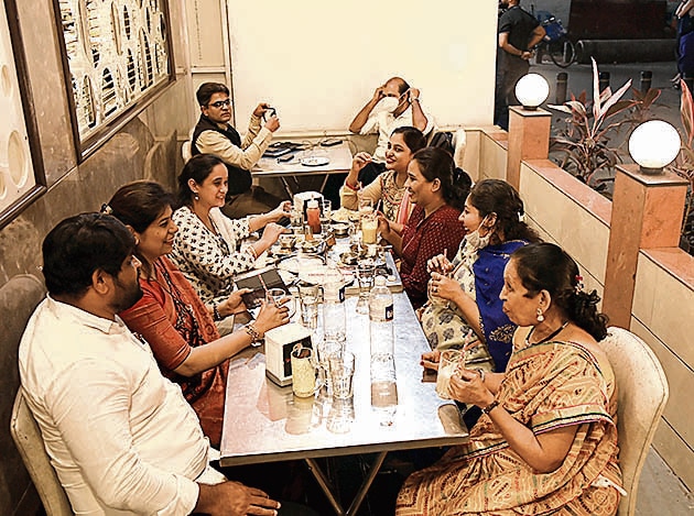 Customers enjoy dinner after 8 pm at a restaurant on J M road in Pune on Monday. (HT) Customers enjoy dinner after 8 pm at a restaurant on J M road in Pune on Monday. (HT)