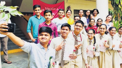 Class 10 students of Abhinav school in Ambegaon pose for selfies after collecting their board exam marksheets on Tuesday. (HT PHOTO) Class 10 students of Abhinav school in Ambegaon pose for selfies after collecting their board exam marksheets on Tuesday. (HT PHOTO)
