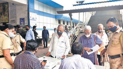 A queue to get railway pass at Borivli station, on Wednesday. (VIJAY BATE/HT PHOTO) A queue to get railway pass at Borivli station, on Wednesday. (VIJAY BATE/HT PHOTO)