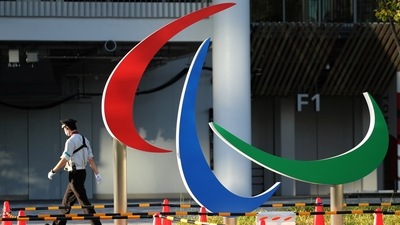 A security guard walks past the symbol of the Paralympic Games under installation at the National Stadium, the main venue of the Tokyo 2020 Olympic and Paralympic Games in Tokyo, Japan, August 10, 2021. (REUTERS)