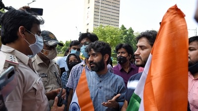 Demonstrators interacts with police personnel during a protest against communal hatred at Jantar Mantar, in New Delhi. (Sanchit Khanna/HT Photo) Demonstrators interacts with police personnel during a protest against communal hatred at Jantar Mantar, in New Delhi. (Sanchit Khanna/HT Photo)
