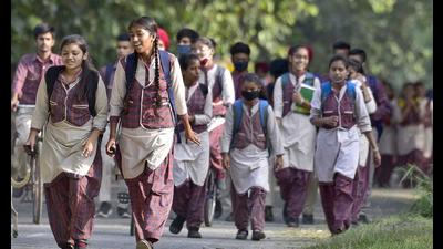 Students seen without masks as they return to their homes after school hours in Ludhiana on Wednesday. (Gurpreet Singh/Hindustan Times) Students seen without masks as they return to their homes after school hours in Ludhiana on Wednesday. (Gurpreet Singh/Hindustan Times)