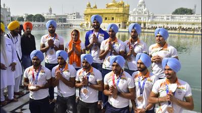 Members of the Indian hockey team at Golden Temple in Amritsar on Wednesday morning after returning home from the recently concluded Tokyo Olympics in which they won a bronze medal. (Sameer Sehgal/HT) Members of the Indian hockey team at Golden Temple in Amritsar on Wednesday morning after returning home from the recently concluded Tokyo Olympics in which they won a bronze medal. (Sameer Sehgal/HT)
