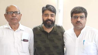 Advocate Sandeep Sachdeva and Suresh Sahota from Bharatiya Janata Party along with Ambala City MLA Aseem Goel. (HT PHOTO) Advocate Sandeep Sachdeva and Suresh Sahota from Bharatiya Janata Party along with Ambala City MLA Aseem Goel. (HT PHOTO)