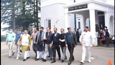 The pandemonium continued for over 20 minutes. Amid the din, the speaker announced the question hour, after which the Opposition staged a walkout from the HP Vidhan Sabha. (Deepak Sansta / HT)