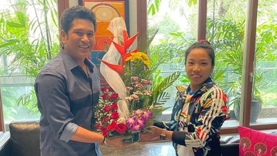 Tokyo Olympics bronze medalist wrestler Mirabai Chanu with India batting legend Sachin Tendulkar (Mirabai Chanu / Twitter)