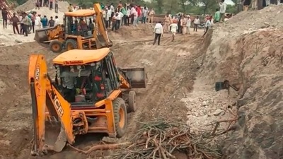 Officiers feared that the labourers could be buried around 50-80 feet below in the illegal mine in Rajasthan. (HT Photo)