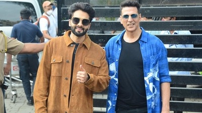 Akshay Kumar with Jackky Bhagnani at Mumbai airport. (Varinder Chawla) Akshay Kumar with Jackky Bhagnani at Mumbai airport. (Varinder Chawla)