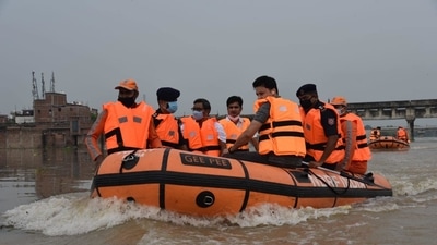 NDRF team inspecting the flood-affected areas in Varanasi on Saturday. (HT PHOTO) NDRF team inspecting the flood-affected areas in Varanasi on Saturday. (HT PHOTO)