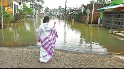 West Bengal chief minister Mamata Banerjee visits flood-affected areas of Ghatal on Tuesday. (ANI) West Bengal chief minister Mamata Banerjee visits flood-affected areas of Ghatal on Tuesday. (ANI)