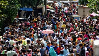 The crowd at a weekly market in Mumbai on Wednesday. (ANI) The crowd at a weekly market in Mumbai on Wednesday. (ANI)