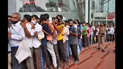 Beneficiaries wait in a long queuw to get inoculated against Covid-19 outside Atria Mall, Worli, in Mumbai. (Satish Bate/HT PHOTO)