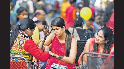Mehendi artists say people who generally come late evening, to get mehendi applied, won’t turn up this time around. (Photo: Raj K Raj/HT (For representational purposes only)) Mehendi artists say people who generally come late evening, to get mehendi applied, won’t turn up this time around. (Photo: Raj K Raj/HT (For representational purposes only))