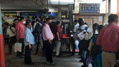 Commuters wait in queue at Dombivili railway station for railway pass on the first day of verification on Wednesday, August 11. (Sourced) Commuters wait in queue at Dombivili railway station for railway pass on the first day of verification on Wednesday, August 11. (Sourced)