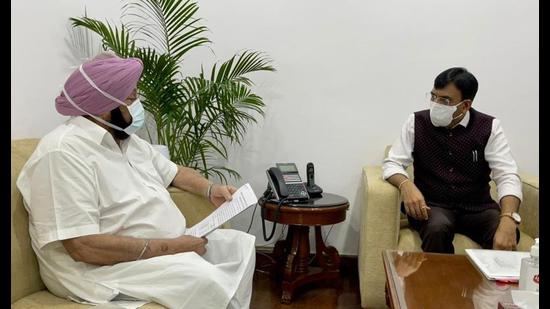 Chief minister Capt Amarinder Singh with Union health minister Mansukh Mandaviya in New Delhi on Wednesday. (HT Photo)