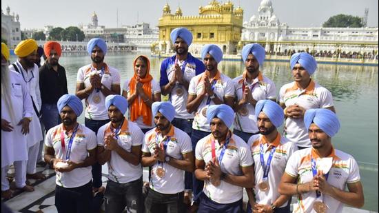 Members of the Indian hockey team at Golden Temple in Amritsar on Wednesday morning after returning home from the recently concluded Tokyo Olympics in which they won a bronze medal. (Sameer Sehgal/HT)