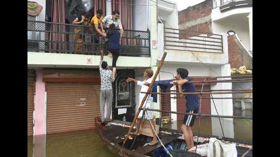 People being evacuated from a flood-affected area in Prayagraj . (Anil Kumar Maurya/ht) People being evacuated from a flood-affected area in Prayagraj . (Anil Kumar Maurya/ht)