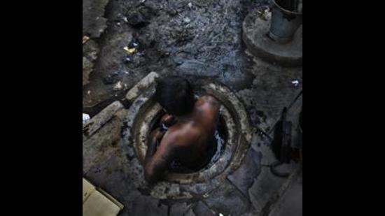 Just last week, Union social justice minister Virendra Kumar told the Rajya Sabha that 58,098 manual scavengers were identified across the country in two separate surveys in 2013 and 2018. (HT file photo)