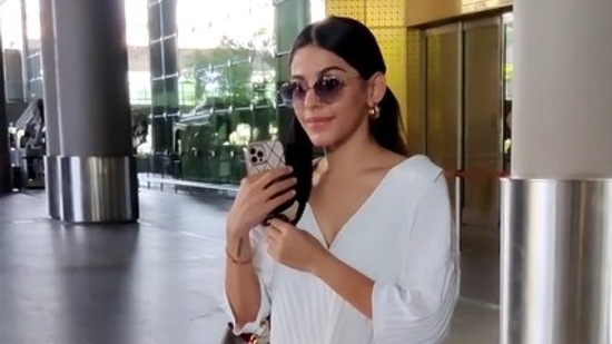 Alaya F poses for camera persons at Mumbai airport.(Varinder Chawla)