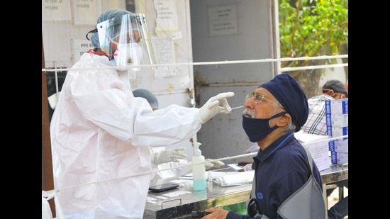 The active cases in the tricity increased to 91 with Mohali having the highest patient load at 46. Chandigarh, at present has 35 active cases, followed by 10 in Panchkula. (HT FILE)