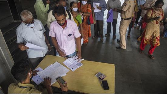BMC sets up help desk to verify and authenticate the Covid-19 certificates of passengers who have taken two doses of vaccines for issuance of local train passes at Bhandup station. (Pratik Chorge/HT PHOTO)