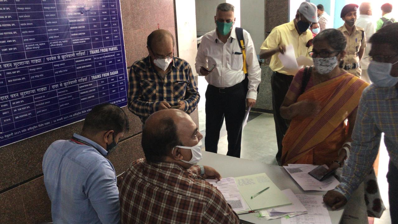Help desk at Dadar railway station for verification of documents for local train passes by railway authority, at Dadar railway station in Mumbai on Wednesday, August 11. (Bhushan Koyande/HT photo) Help desk at Dadar railway station for verification of documents for local train passes by railway authority, at Dadar railway station in Mumbai on Wednesday, August 11. (Bhushan Koyande/HT photo)