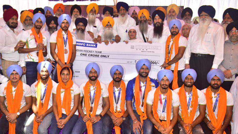 The Indian hockey team players with the cheque for ₹1 crore presented by Shiromani Gurdwara Parbandhak Committee (SGPC) chief Jagir Kaur in Amritsar on Wednesday. (Sameer Sehgal/HT) The Indian hockey team players with the cheque for ₹1 crore presented by Shiromani Gurdwara Parbandhak Committee (SGPC) chief Jagir Kaur in Amritsar on Wednesday. (Sameer Sehgal/HT)