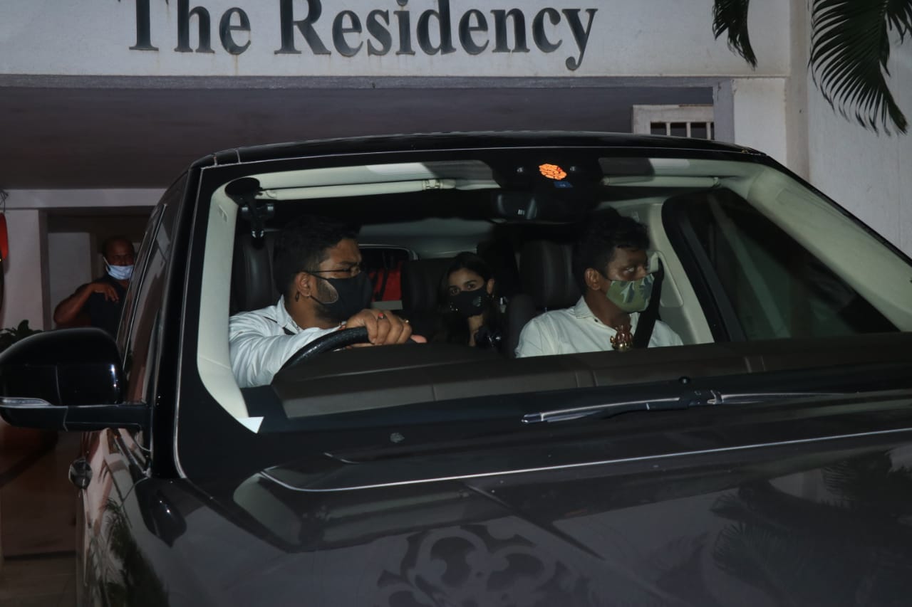 Alia Bhatt seen outside Karan Johar's home. Alia Bhatt seen outside Karan Johar's home.