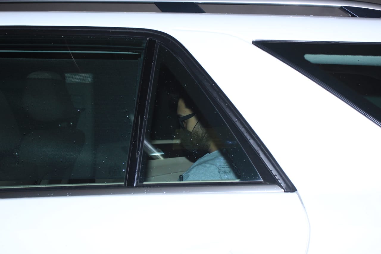 Ranbir Kapoor seen outside Karan Johar's home. Ranbir Kapoor seen outside Karan Johar's home.