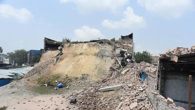 Of the 132 unsafe buildings flagged in the survey , 64 buildings are in Zone A, 21 in Zone B, 14 in Zone C and 33 in Zone D of the Ludhiana municipal corporation. (Gurpreet Singh/HT)