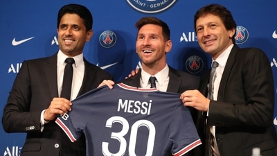Lionel Messi Press Conference after signing for Paris St Germain - Parc des Princes, Paris, France - August 11, 2021 Paris St Germain's Lionel Messi, president Nasser Al-Khelaifi and Sporting Director Leonardo Araujo pose with a shirt after the press conference (REUTERS)