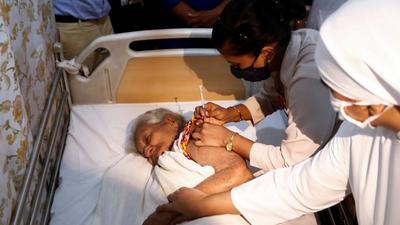 A woman receives a dose of vaccine at a home for elderly in Mumbai. (REUTERS) A woman receives a dose of vaccine at a home for elderly in Mumbai. (REUTERS)