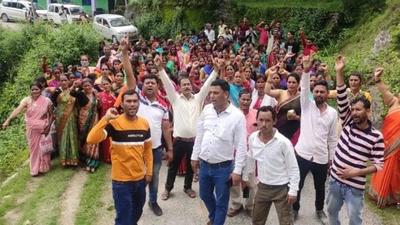 Villagers taking out a procession against the illicit liquor supply in Almora. (HT photo)