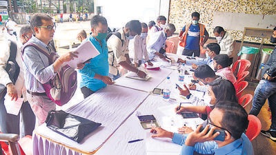 Fully vaccinated citizens stand in queue for the process of offline verification for local train passes by Brihanmumbai Municipal Corporation (BMC) at Andheri station. (HT PHOTO) Fully vaccinated citizens stand in queue for the process of offline verification for local train passes by Brihanmumbai Municipal Corporation (BMC) at Andheri station. (HT PHOTO)