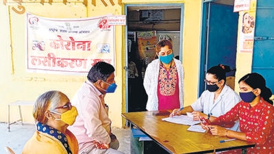 Beneficiaries at a vaccination centre at Bhandara, Maharashtra, on August 11. Four districts in Maha report single digit new Covid cases. (HT) Beneficiaries at a vaccination centre at Bhandara, Maharashtra, on August 11. Four districts in Maha report single digit new Covid cases. (HT)