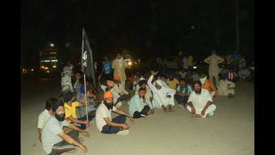 Farmers staged a sit-in on an NH-44 lane leading to Parao police station near Anil Vij’s residence on Wednesday night. (HT Photo) Farmers staged a sit-in on an NH-44 lane leading to Parao police station near Anil Vij’s residence on Wednesday night. (HT Photo)