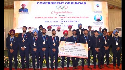 The hockey players from Punjab, who were part of the Indian Olympic contingent, with governor VP Singh Badnore, CM Amarinder Singh and others in Chandigarh on Thursday. (HT Photo) The hockey players from Punjab, who were part of the Indian Olympic contingent, with governor VP Singh Badnore, CM Amarinder Singh and others in Chandigarh on Thursday. (HT Photo)