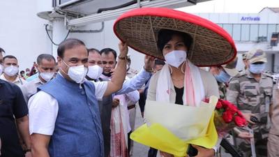 Olympic bronze medallist Lovlina Borgohain welcomed by Assam Chief Minister Himanta Biswa Sarma at the Lokapriya Gopinath Bordoloi International Airport in Guwahati on Thursday. (TWITTER/@himantabiswa.) Olympic bronze medallist Lovlina Borgohain welcomed by Assam Chief Minister Himanta Biswa Sarma at the Lokapriya Gopinath Bordoloi International Airport in Guwahati on Thursday. (TWITTER/@himantabiswa.)