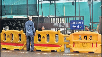 Vaccination closed due to non-availability of Covid-19 vaccines at Jumbo Covid-19 Vaccination Centre, Dahisar, on Thursday. (HT PHOTO) Vaccination closed due to non-availability of Covid-19 vaccines at Jumbo Covid-19 Vaccination Centre, Dahisar, on Thursday. (HT PHOTO)