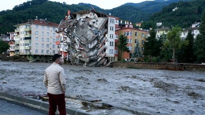 Heavy rains late Tuesday produced flash floods that turned streets into running rivers and sparked mudslides that buckled roads in three northern regions. In picture - Flood waters in Bozkurt town of Kastamonu province, Turkey. (AP) Heavy rains late Tuesday produced flash floods that turned streets into running rivers and sparked mudslides that buckled roads in three northern regions. In picture - Flood waters in Bozkurt town of Kastamonu province, Turkey. (AP)