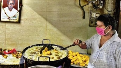 Served with green chutney, the bread pakoda is rectangular, the pyaaz pakoda is round, and the cauliflower pakoda is lumpy. Served with green chutney, the bread pakoda is rectangular, the pyaaz pakoda is round, and the cauliflower pakoda is lumpy.